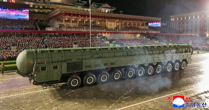 Triều Tiên duyệt binh quy mô lớn, phô diễn tên lửa liên lục địa