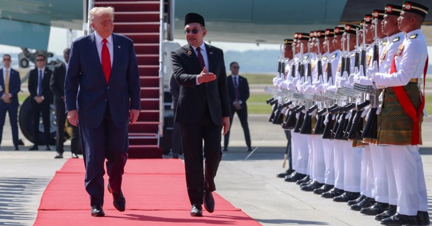 Tổng thống Mỹ nhún nhảy ở Malaysia ngay khi bước xuống Không lực Một